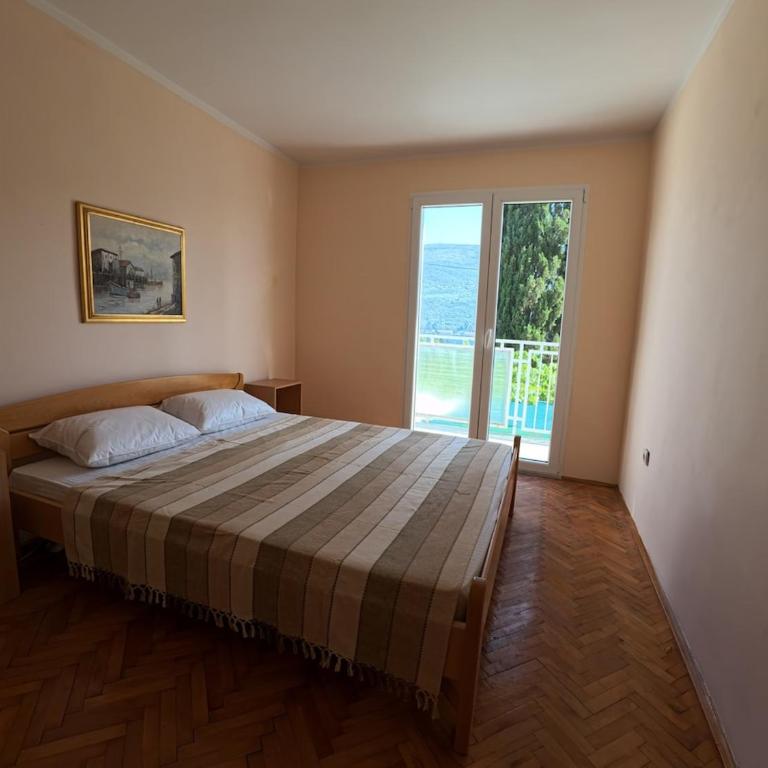 Sunny Holiday House with Sea View & Private Garden - Four-Bedroom Vacation Home - 7