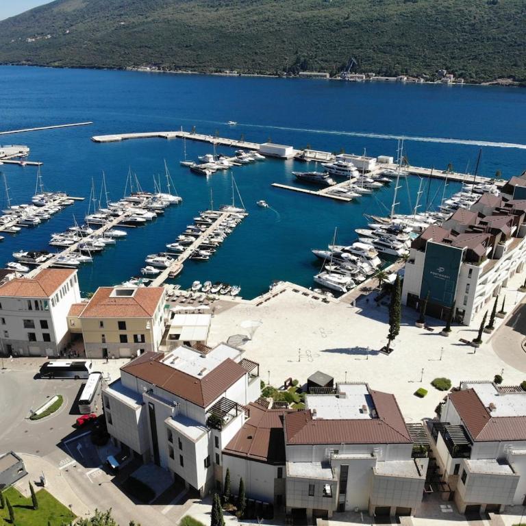 Sunny Holiday House with Sea View & Private Garden - Four-Bedroom Vacation Home - 42