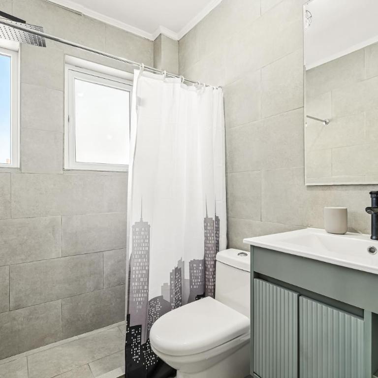 Departamento moderno a pasos de Parque Arauco y Metro Manquehue - Two-Bedroom Apartment with City View - 3