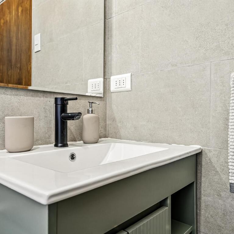 Departamento moderno a pasos de Parque Arauco y Metro Manquehue - Two-Bedroom Apartment with City View - 5