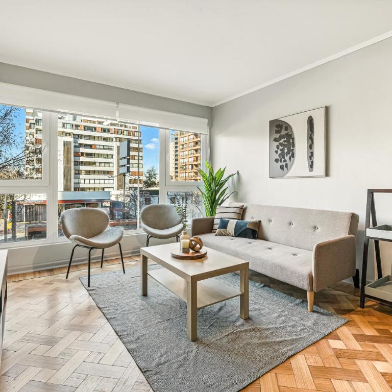 Departamento moderno a pasos de Parque Arauco y Metro Manquehue - Two-Bedroom Apartment with City View - 2