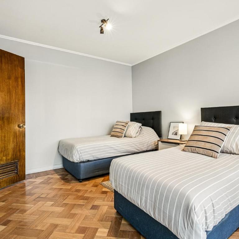 Departamento moderno a pasos de Parque Arauco y Metro Manquehue - Two-Bedroom Apartment with City View - 15