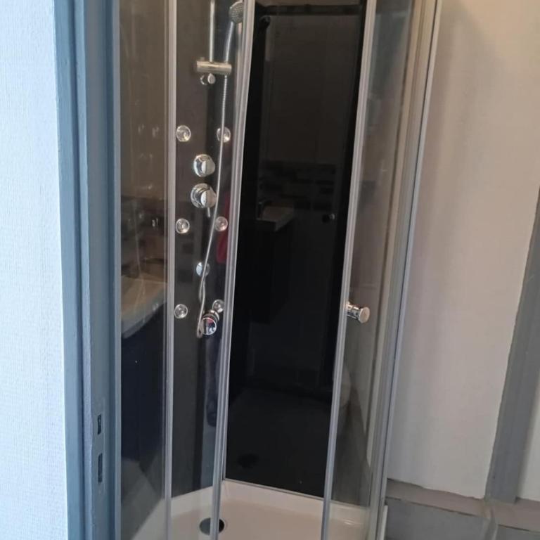 Studio rénové proche métro - Appartement 2 Chambres - 2