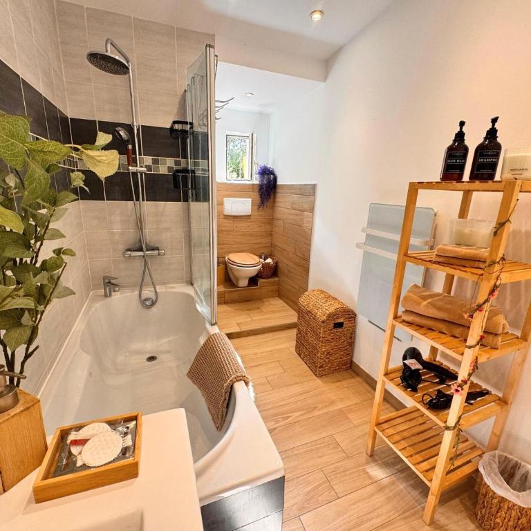 Maison Langevin 2-Bedroom House with Cozy Garden & Patio - Maison 2 Chambres - 7