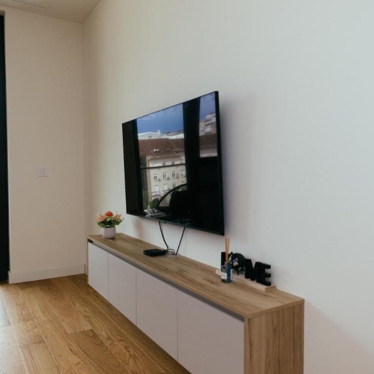 Beautiful One Bedroom With Free Breakfast and Parking - Apartman sa 1 Spavaćom Sobom - 20