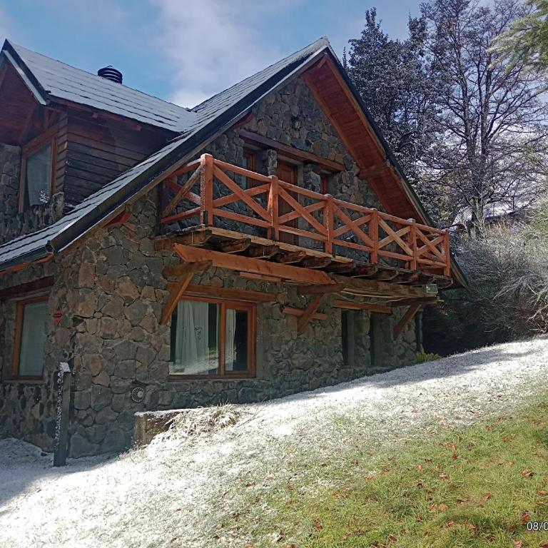 LA Nevadita, Chalet cabin located near the center- It includes suite room with double bed and another 2 bedrooms with two singles beds- Living room fireplace, Hot water, WI-FI - Chalet de 3 dormitorios - 1