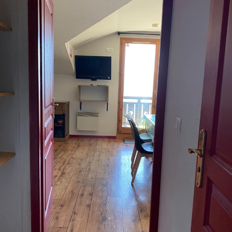 Plein sud, grande pièce de vie, vue imprenable sur les montagnes et parking couvert privé - Appartement 1 Chambre - 13