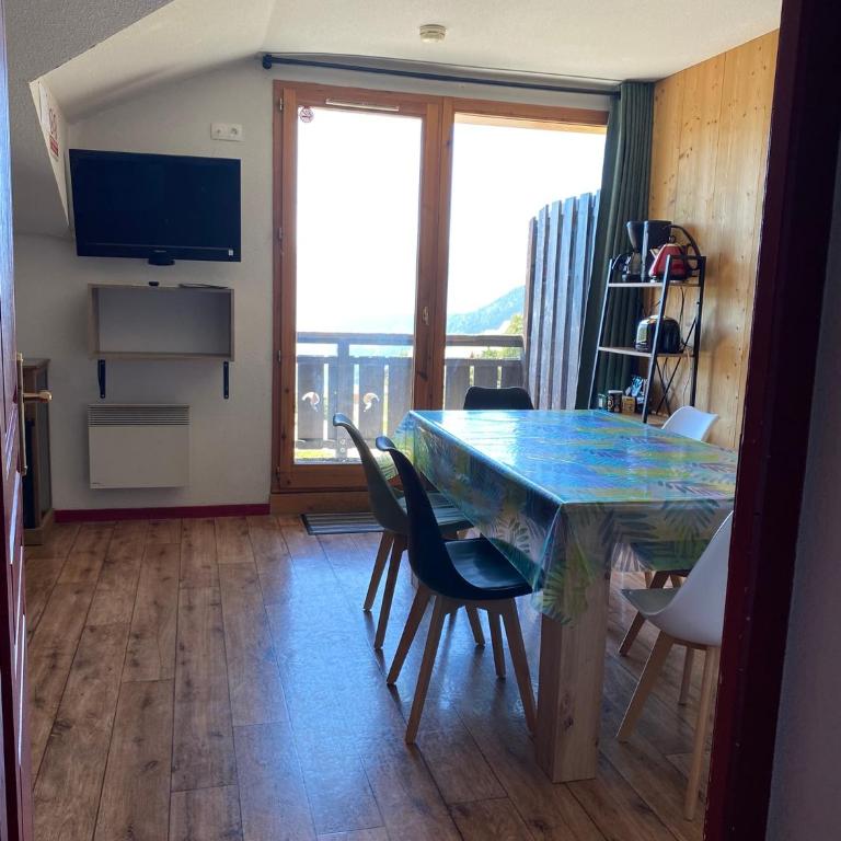 Plein sud, grande pièce de vie, vue imprenable sur les montagnes et parking couvert privé - Appartement 1 Chambre - 6