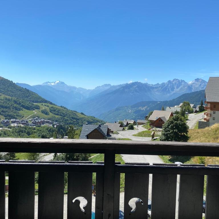 Plein sud, grande pièce de vie, vue imprenable sur les montagnes et parking couvert privé - Appartement 1 Chambre - 3