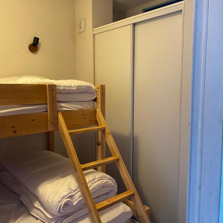 Plein sud, grande pièce de vie, vue imprenable sur les montagnes et parking couvert privé - Appartement 1 Chambre - 17