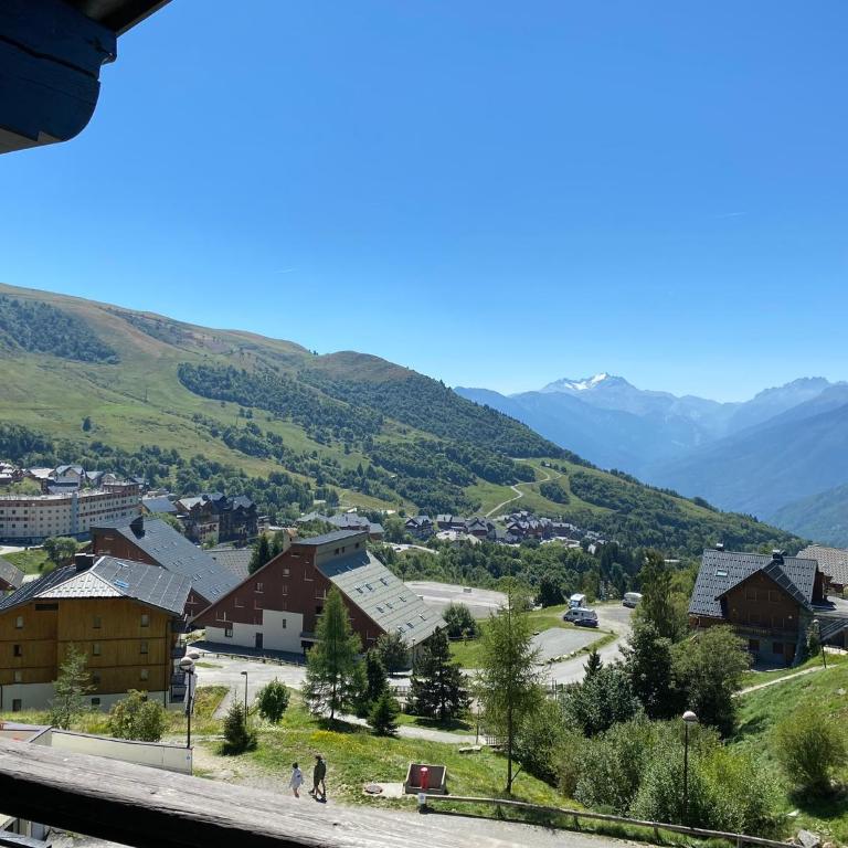 Plein sud, grande pièce de vie, vue imprenable sur les montagnes et parking couvert privé - Appartement 1 Chambre - 4