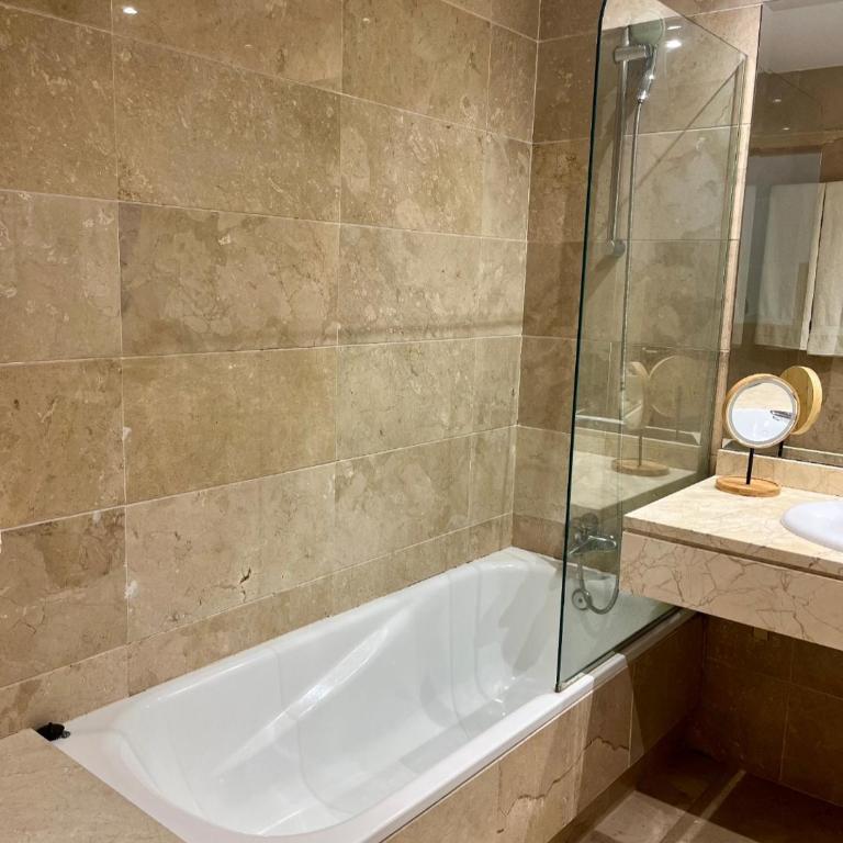 Estepona Penthouse Resort with Private Solárium - Pool & Free Parking - Apartamento de 2 dormitorios - 7