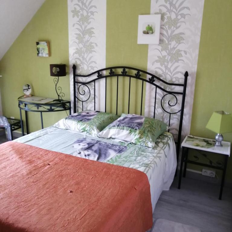 Maison d'hôte avec jardin - Chambre Triple avec Salle de Bains Commune - 2