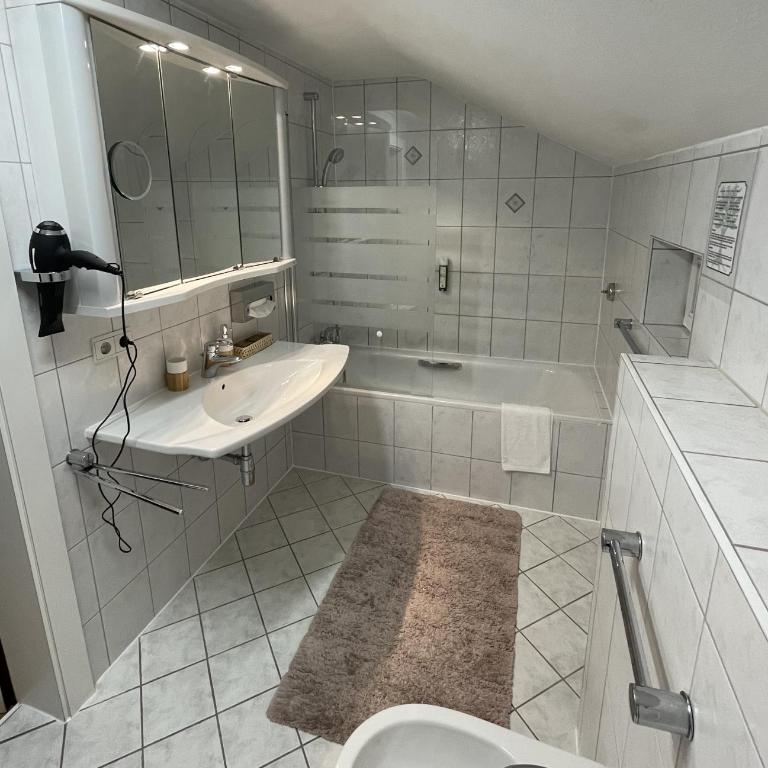 Hotel Batzenhäusl - Zimmer mit Kingsize-Bett und Bergblick - 6