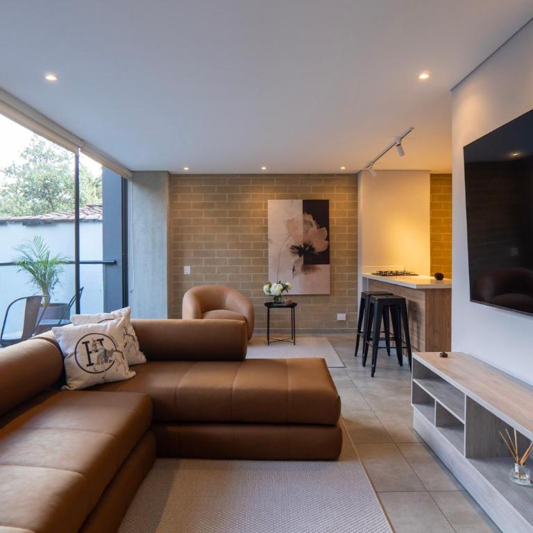 99Rentall Apt privado por piso WiFi y parqueadero privado, ubicacion Top - Three-Bedroom Apartment - 16