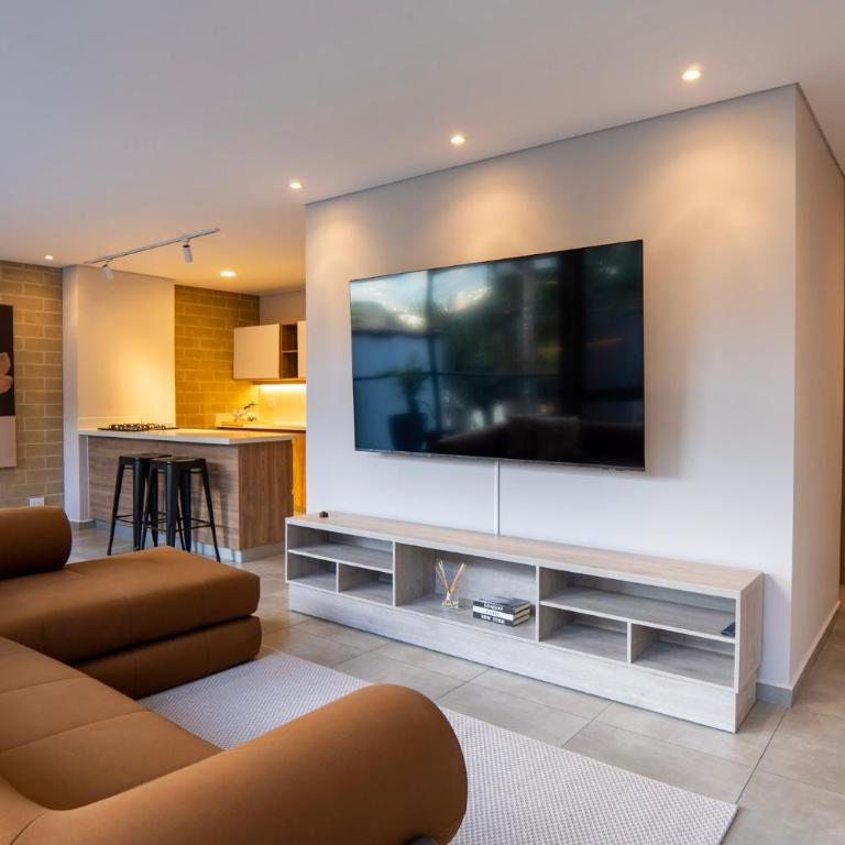 99Rentall Apt privado por piso WiFi y parqueadero privado, ubicacion Top - Three-Bedroom Apartment - 12