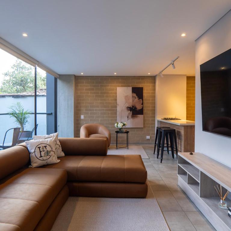 99Rentall Apt privado por piso WiFi y parqueadero privado, ubicacion Top - Three-Bedroom Apartment - 26