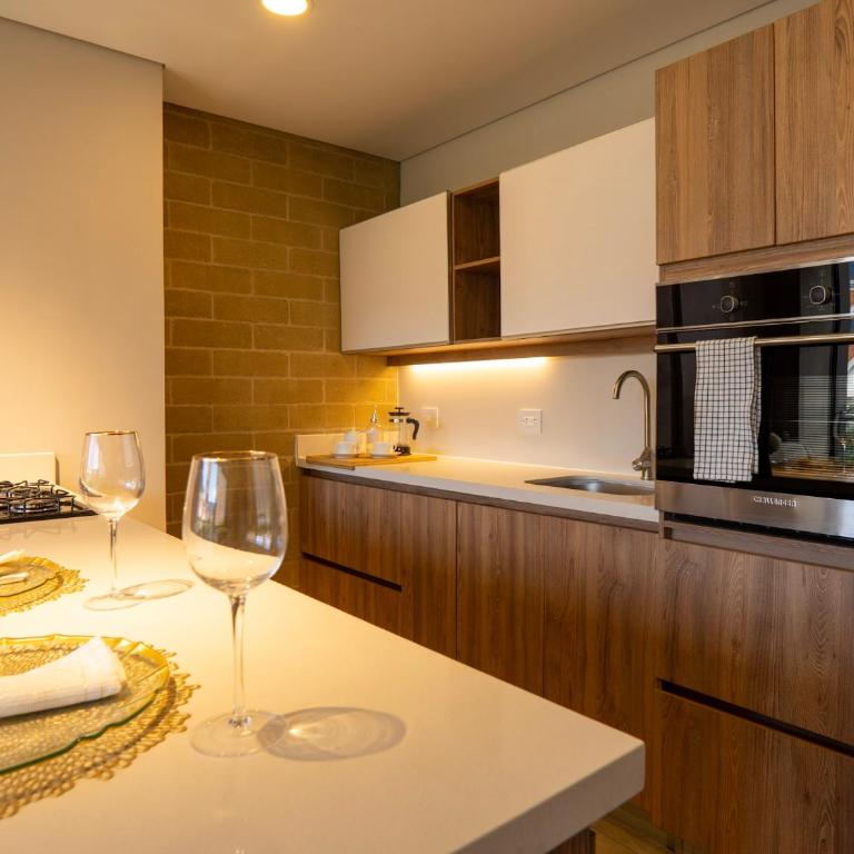 99Rentall Apt privado por piso WiFi y parqueadero privado, ubicacion Top - Three-Bedroom Apartment with Balcony - 9