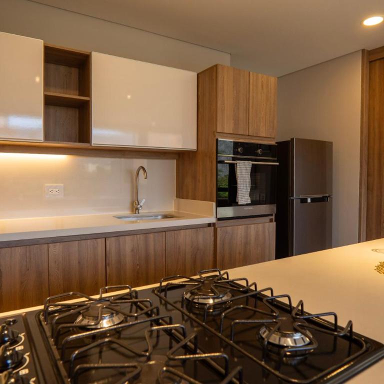 99Rentall Apt privado por piso WiFi y parqueadero privado, ubicacion Top - Three-Bedroom Apartment with Balcony - 12