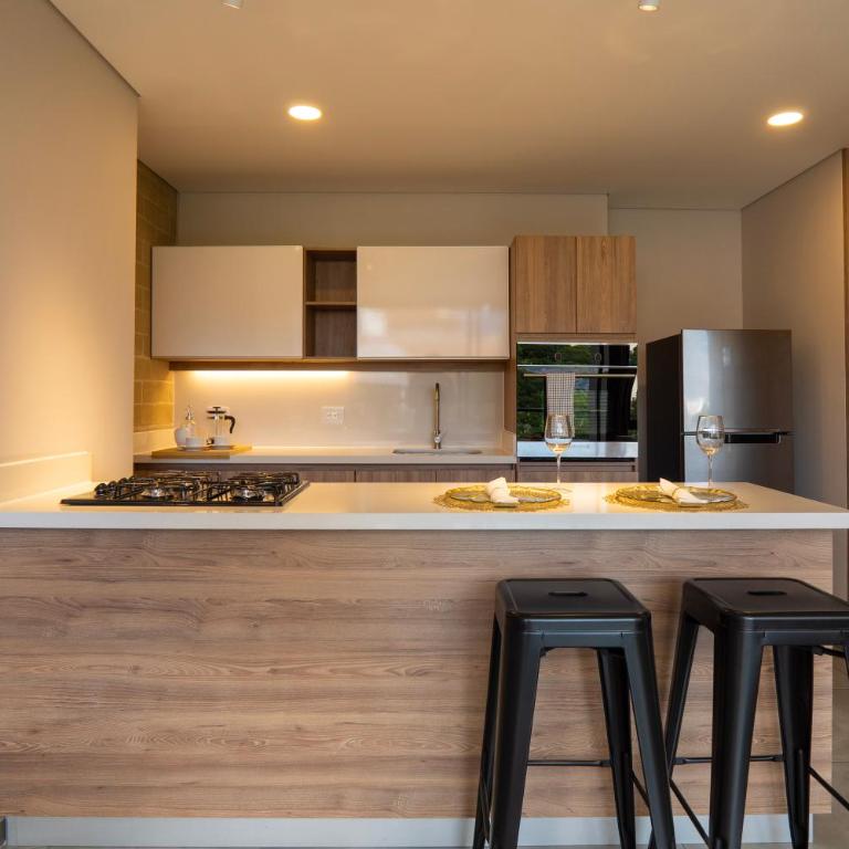 99Rentall Apt privado por piso WiFi y parqueadero privado, ubicacion Top - Three-Bedroom Apartment with Balcony - 15