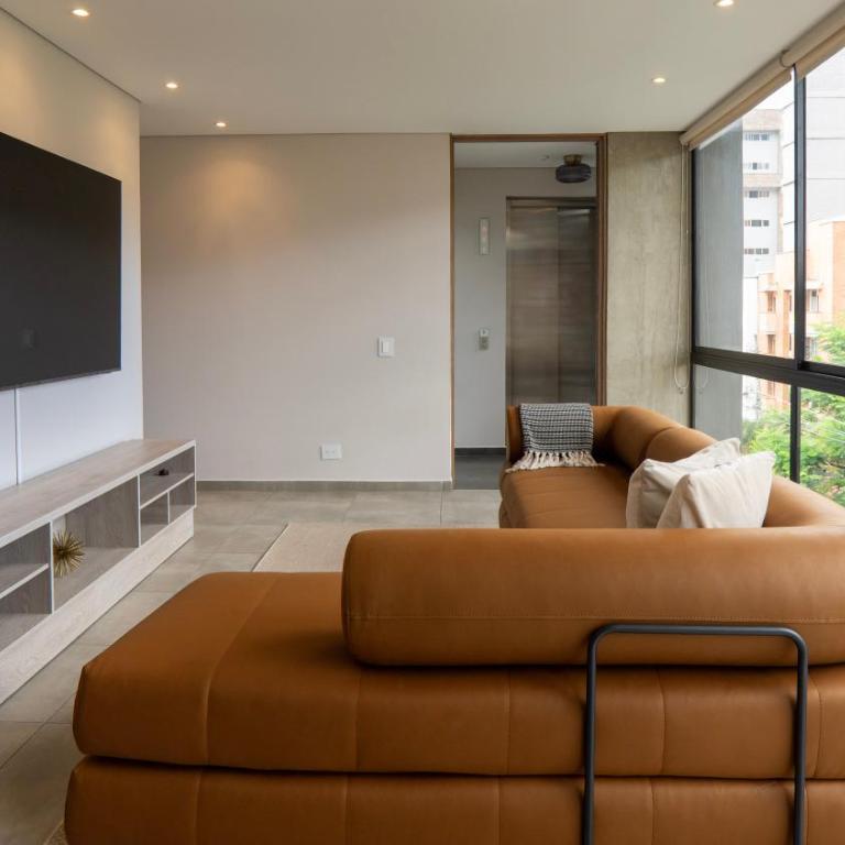 99Rentall Apt privado por piso WiFi y parqueadero privado, ubicacion Top - Three-Bedroom Apartment with Balcony - 5