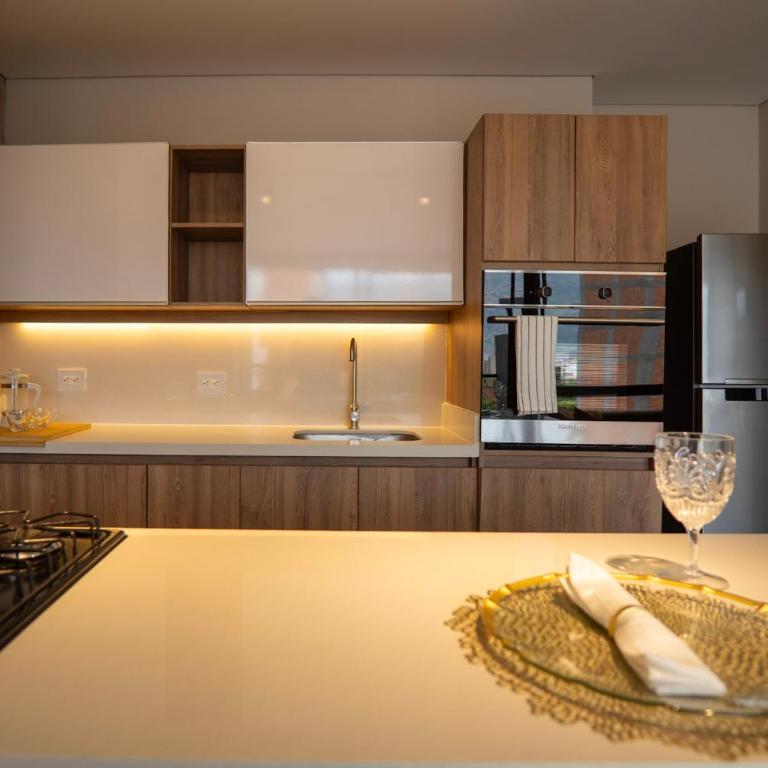 99Rentall Apt privado por piso WiFi y parqueadero privado, ubicacion Top - Three-Bedroom Premium Apartment - 11