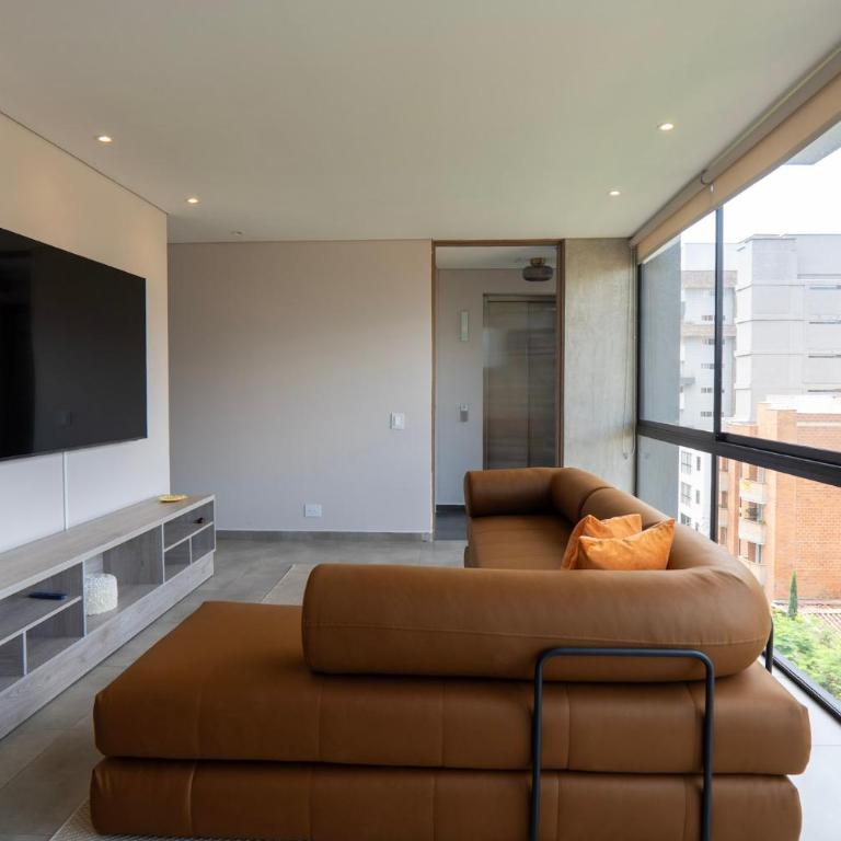 99Rentall Apt privado por piso WiFi y parqueadero privado, ubicacion Top - Three-Bedroom Premium Apartment - 8