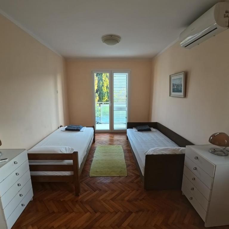 Sunny Holiday House with Sea View & Private Garden - Four-Bedroom Vacation Home - 11