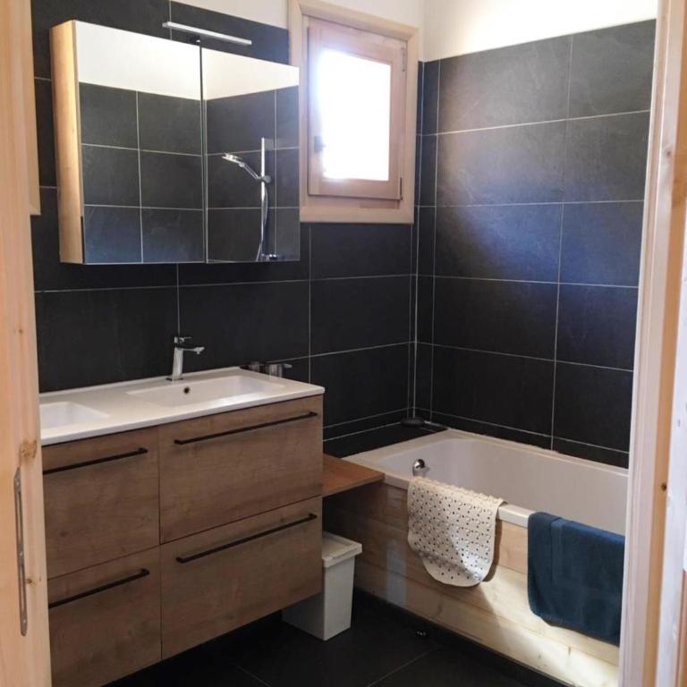 Individual chalet for up to 12 people maximum - Chalet - 21