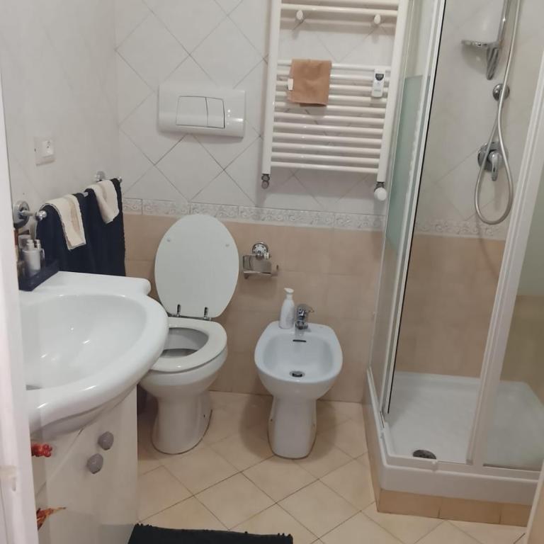 CASA Bella! B&B 2 Unità - Una con bagno privato oppure camera con bagno condiviso - Appartamento con 1 Camera da Letto - 24