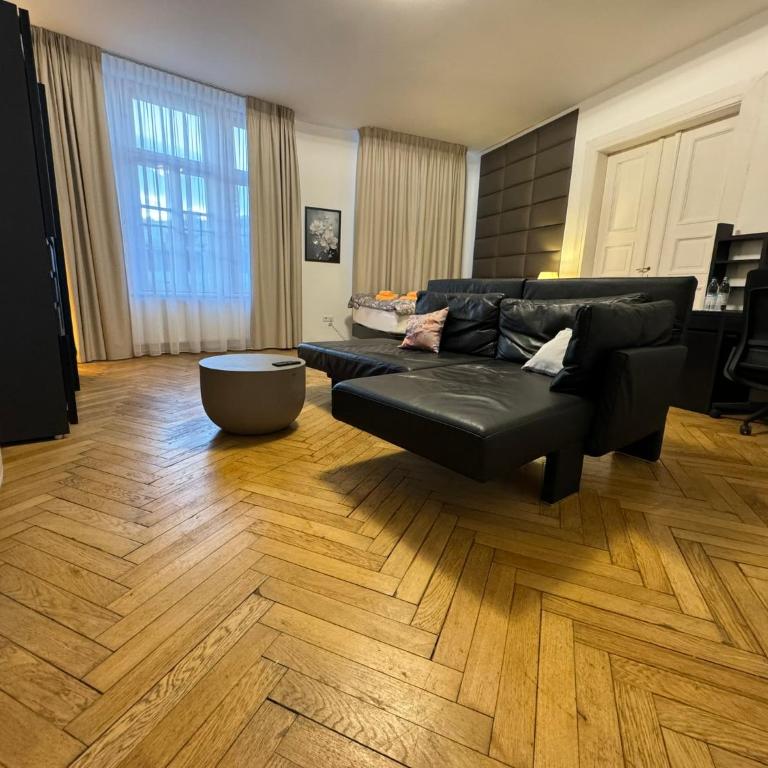 Isartor Rooms - SHARED BATHROOM - Chambre Familiale avec Salle de Bains Commune - 4