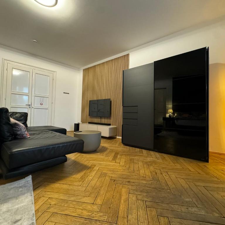 Isartor Rooms - SHARED BATHROOM - Chambre Familiale avec Salle de Bains Commune - 5