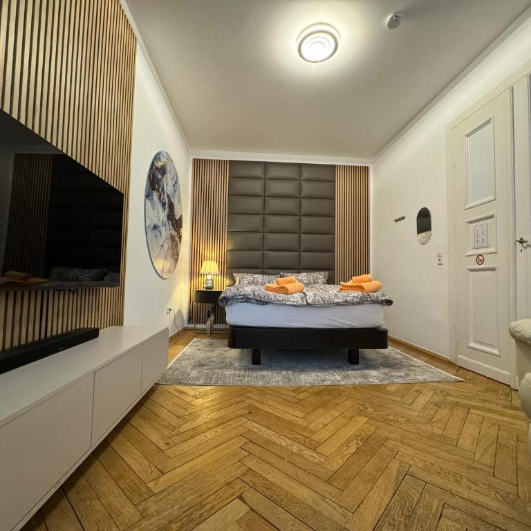 Isartor Rooms - SHARED BATHROOM - Chambre Familiale avec Salle de Bains Commune - 9