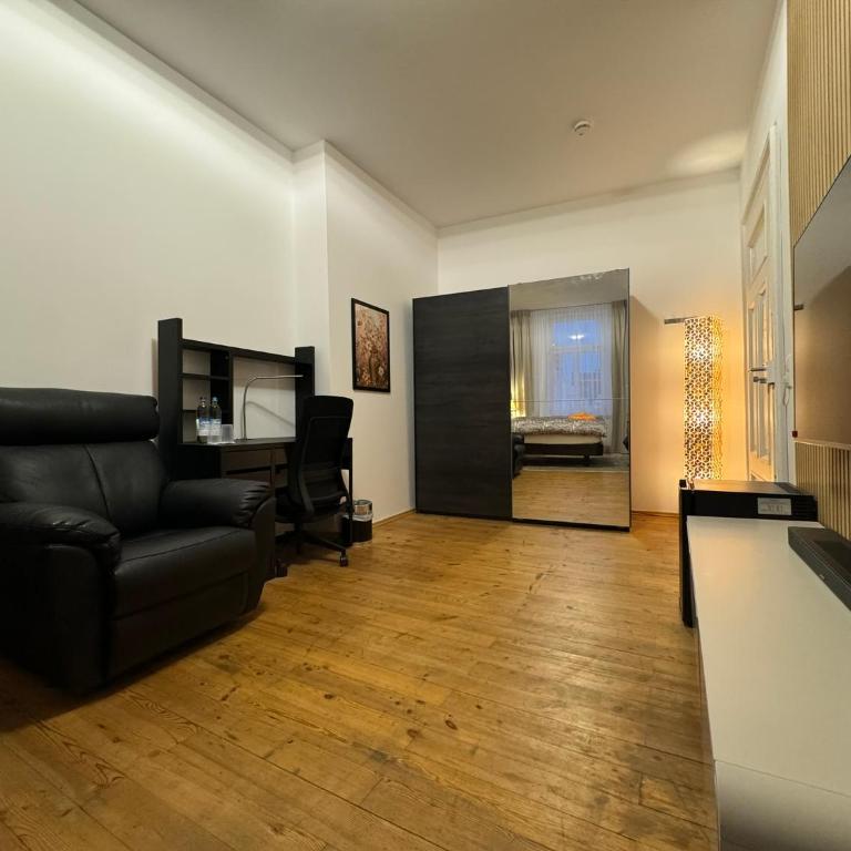 Isartor Rooms - SHARED BATHROOM - Chambre Lit Queen-Size avec Salle de Bains Commune - 2