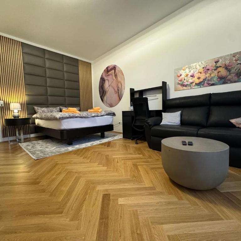 Isartor Rooms - SHARED BATHROOM - Chambre Familiale avec Salle de Bains Commune - 5