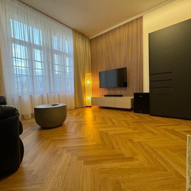 Isartor Rooms - SHARED BATHROOM - Chambre Familiale avec Salle de Bains Commune - 4