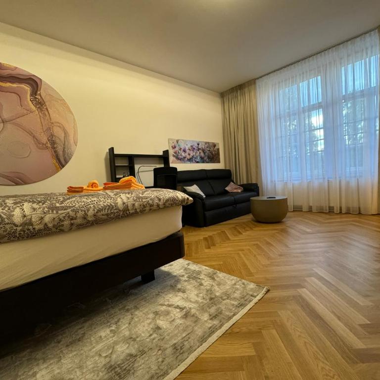 Isartor Rooms - SHARED BATHROOM - Chambre Familiale avec Salle de Bains Commune - 3