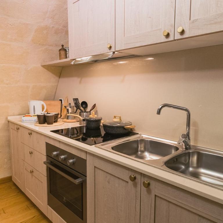 Sassi Suite - Elegant Historic Home - One-Bedroom Apartment - 35