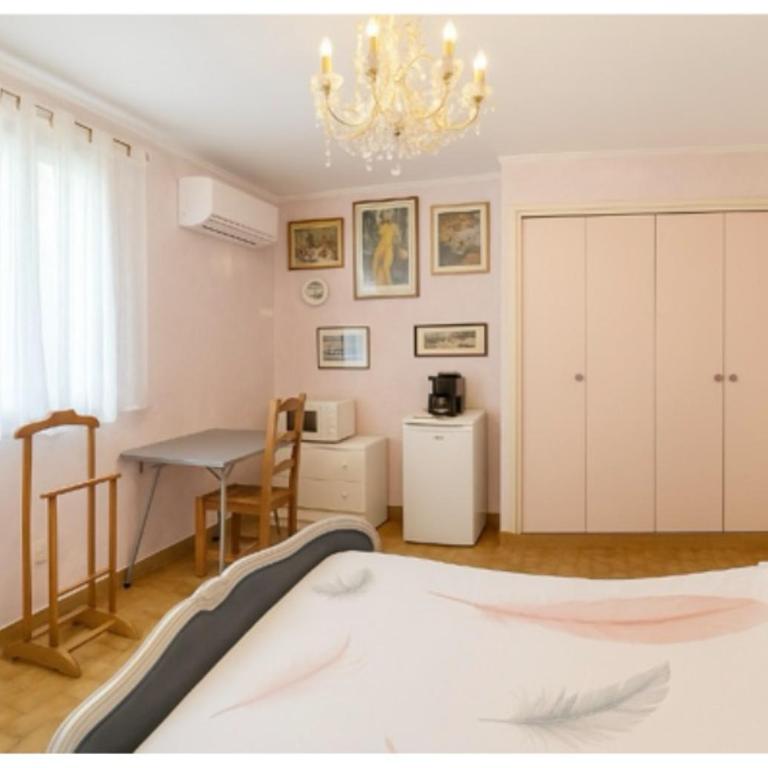 Le Cannet, chambre double à l'étage privatif, d'une maison avec piscine - Chambre Double - Vue sur Jardin - 2