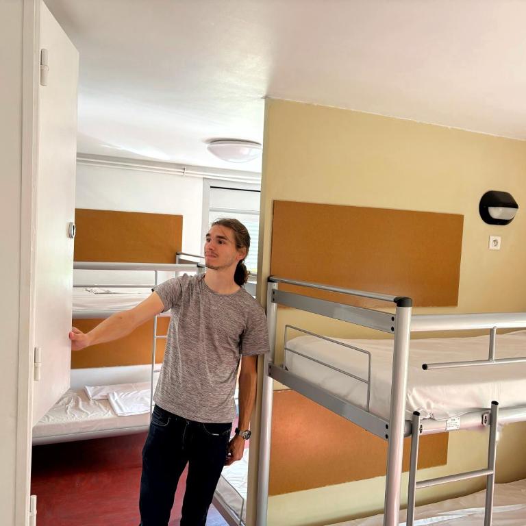 Auberge de Jeunesse HI Grenoble - Room for 8 People – Shared Bathroom - 4
