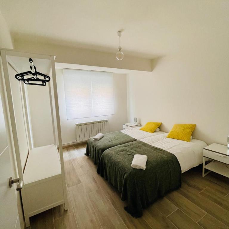 Palacio de Larrinaga - Three-Bedroom Apartment - 8