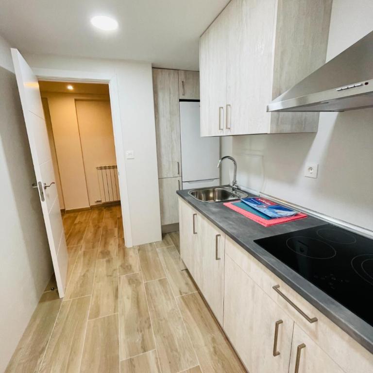 Palacio de Larrinaga - Three-Bedroom Apartment - 9