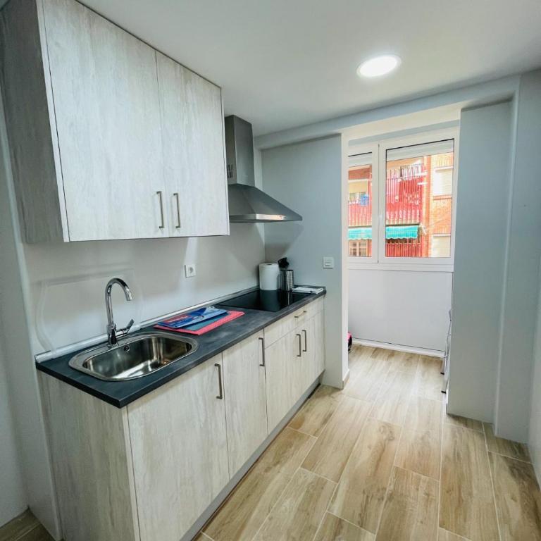 Palacio de Larrinaga - Three-Bedroom Apartment - 11