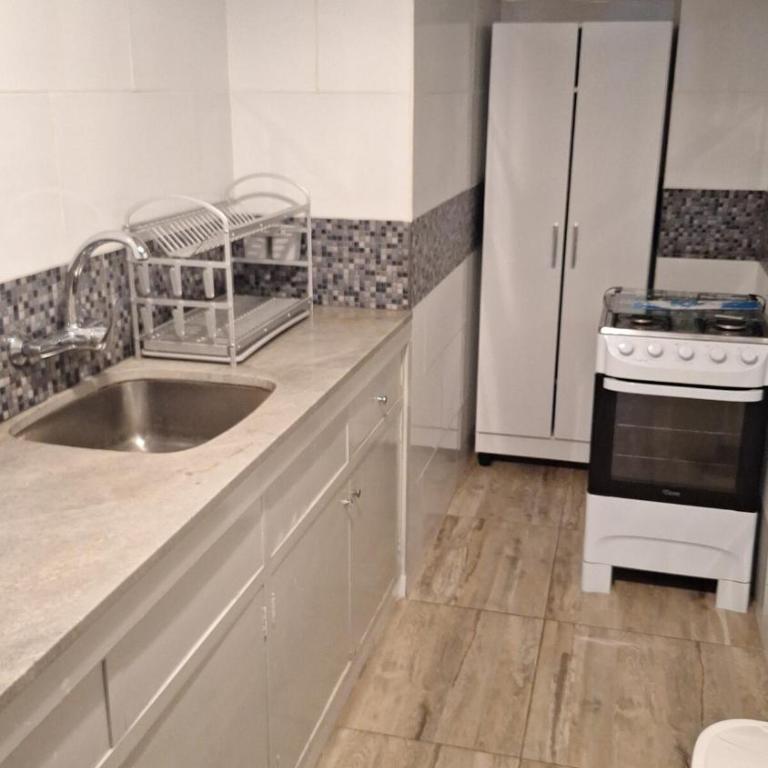 Centric Loc - Sleeps 5 - Balcony - High Speed WiFi - Two-Bedroom Apartment - 5