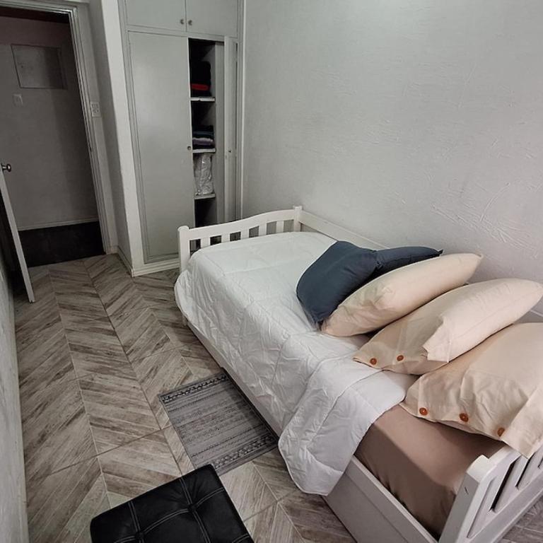 Centric Loc - Sleeps 5 - Balcony - High Speed WiFi - Two-Bedroom Apartment - 13