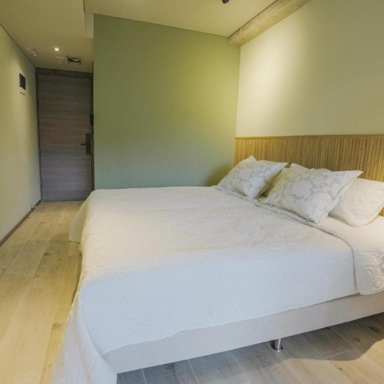 BRENT 30 Living - Deluxe King Studio - 8