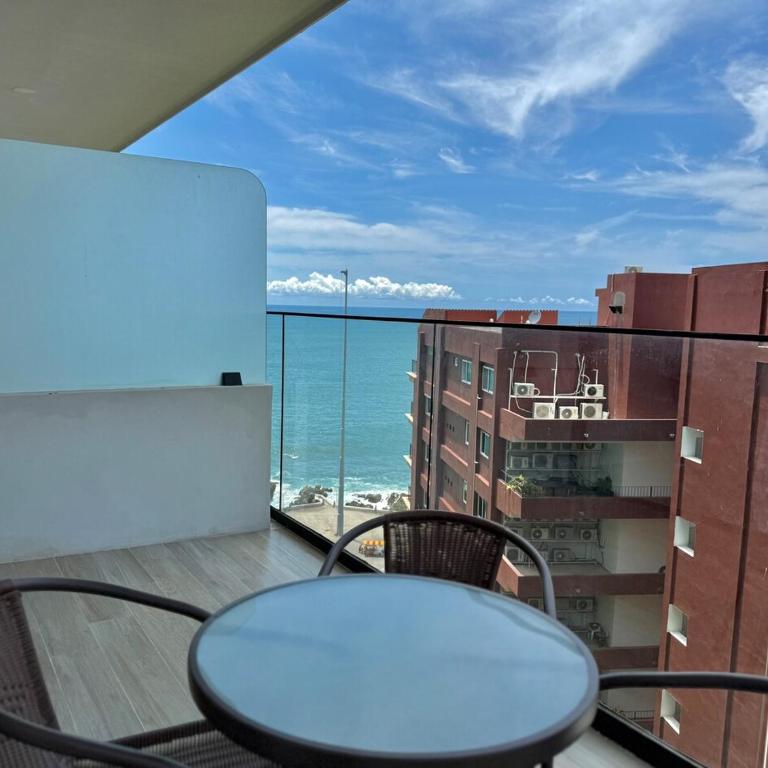 Getaway with Incredible Sea View - Three-Bedroom Apartment - 21