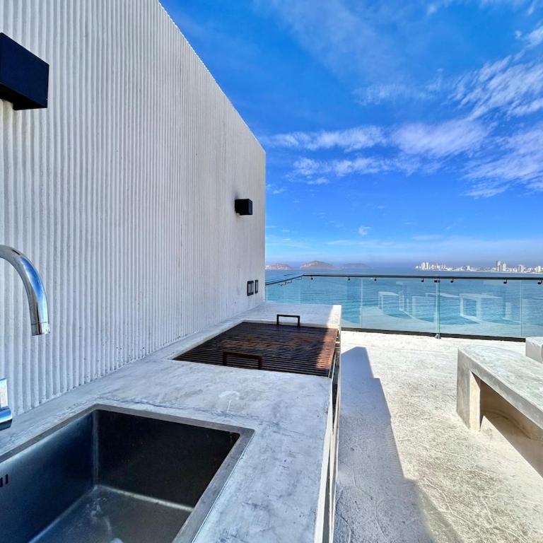 Getaway with Incredible Sea View - Three-Bedroom Apartment - 27