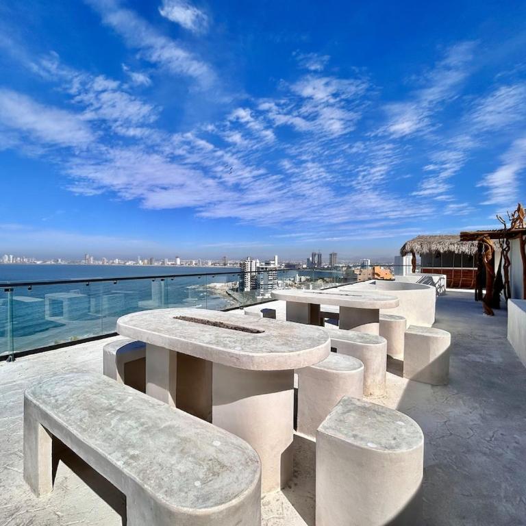 Getaway with Incredible Sea View - Three-Bedroom Apartment - 33