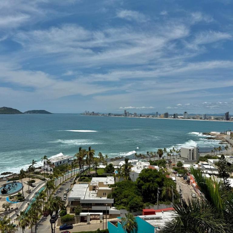 Getaway with Incredible Sea View - Three-Bedroom Apartment - 34